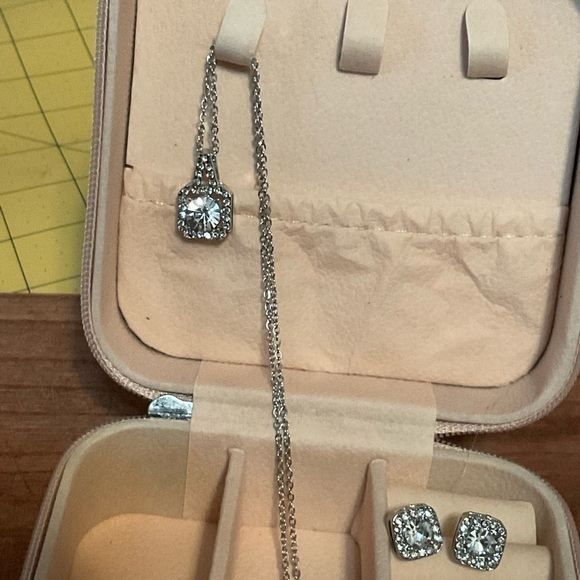 Gift Set! Jewelry Box & Jewelry Set! - Picture 4 of 4